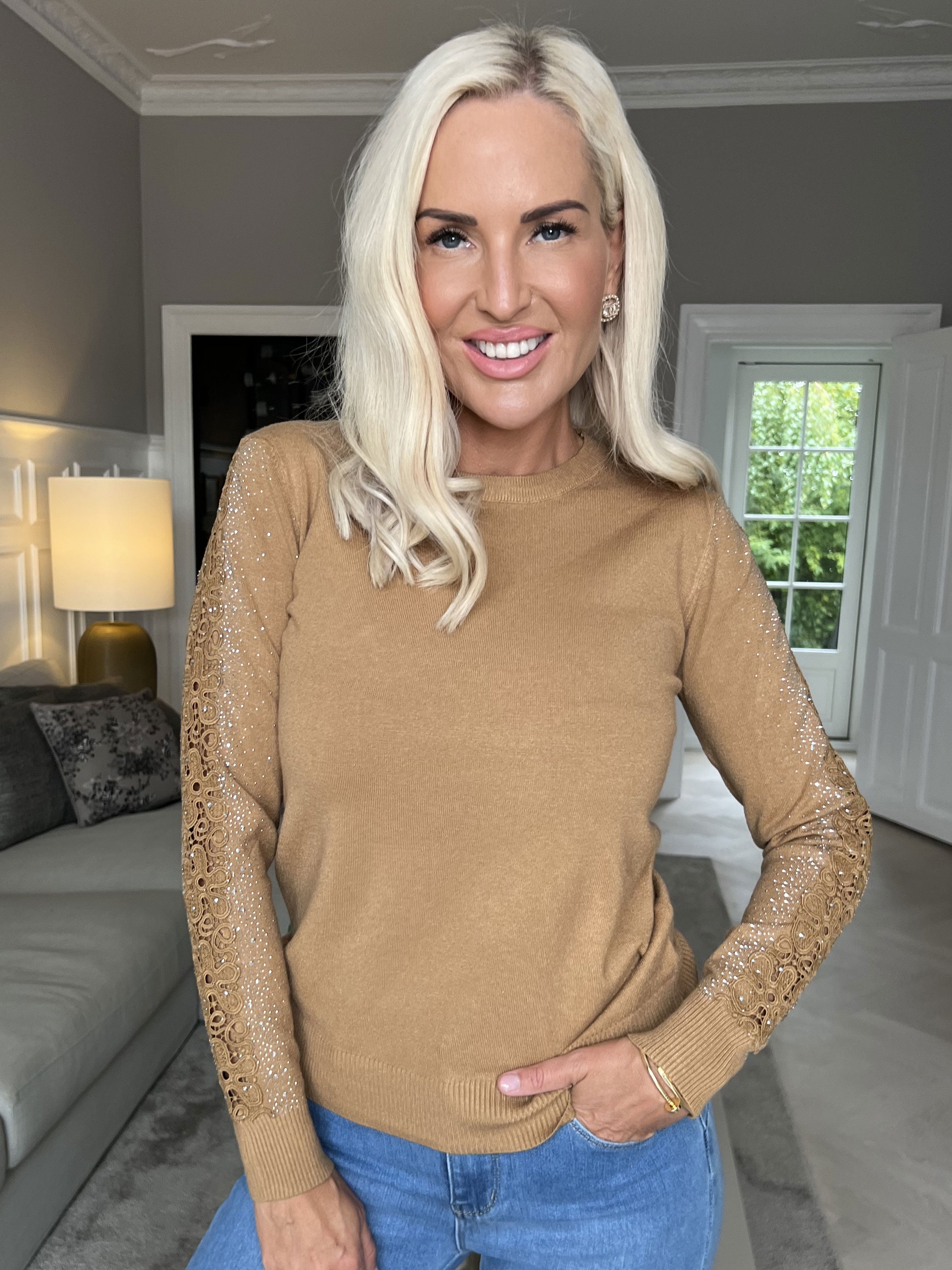 Martine - Blød bluse med broderet detaljer og similisten på ærmerne